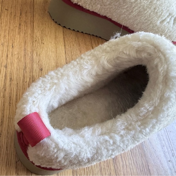 UGG White and Pink Plush Slippers 71/2. (38 European) - Picture 3 of 4
